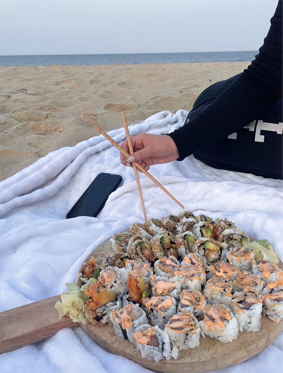 Whotfismick's tweet photo. sushi date https://t.co/56VHTqKdyp