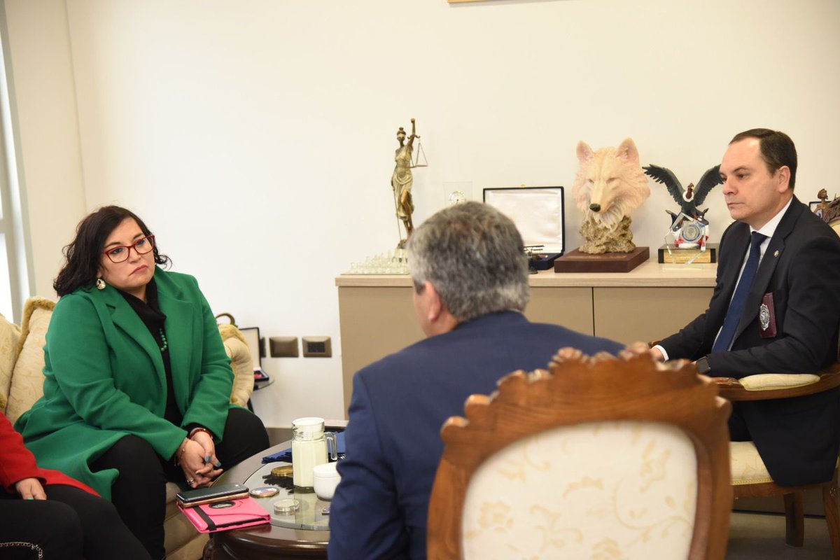 Saludo protocolar 

En el marco del 90º Aniversario de <a href="/PDI_CHILE/">PDI Chile</a>, Delegada <a href="/carlapenarios/">Carla Peña Rios</a> entregó su saludo protocolar al jefe regional <a href="/PDI_LosRios/">PDI Los Ríos</a>, prefecto Alex Schwarzenberg, destacando la historia y aporte de la institución a la seguridad y tranquilidad de #LosRíos.