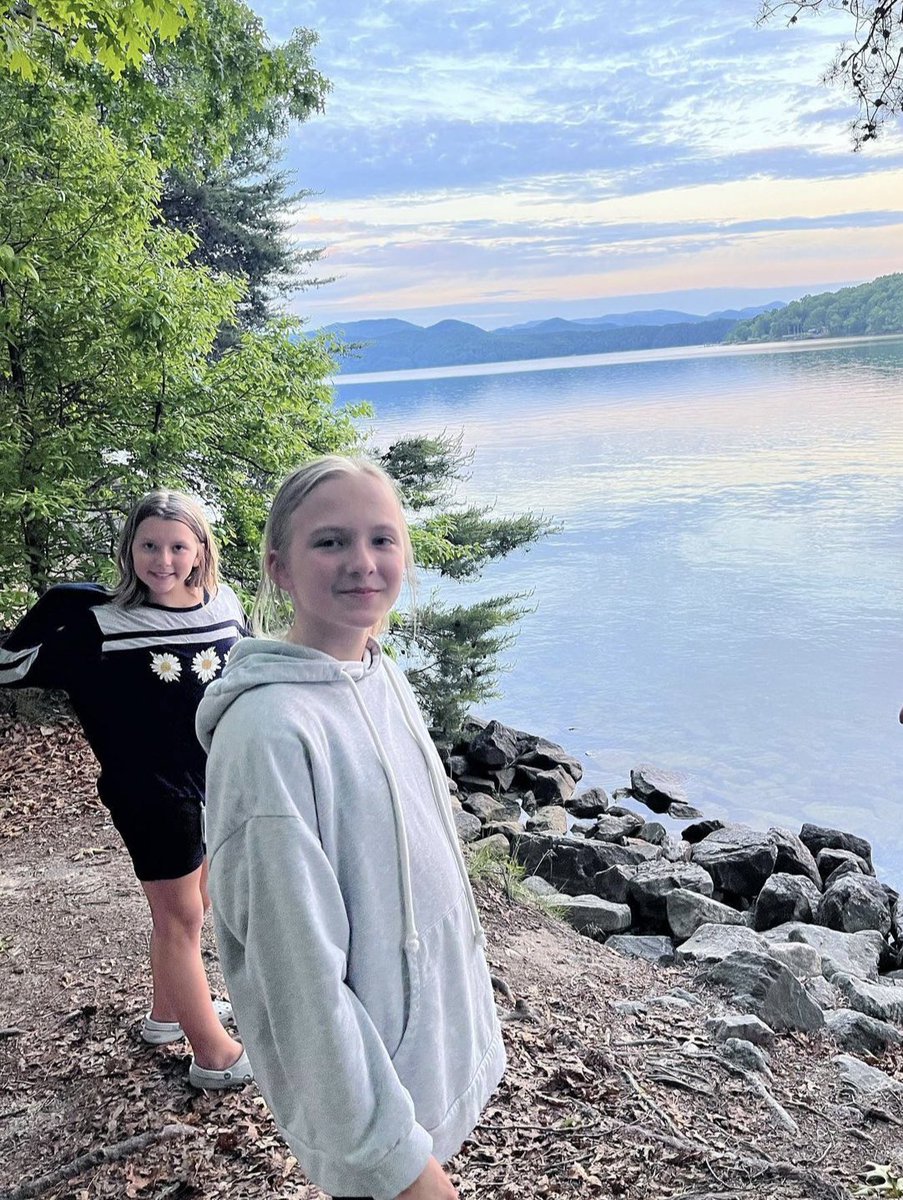 tarabreder's tweet photo. Summertime and the livings easy🌄 https://t.co/3T6Xvudhd2