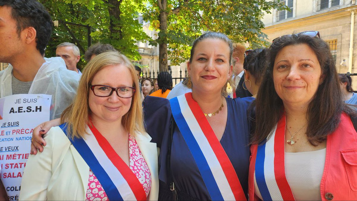 ErsiliaSoudais's tweet photo. Présente avec mes camarades au rassemblement pour les #AESH, qui réclament un réel statut et un salaire décent.
Les métiers féminisés sont toujours les plus déconsidérés, c'est insupportable.

#droitsdesfemmes #educationnationale https://t.co/Y9PJsGcdXZ