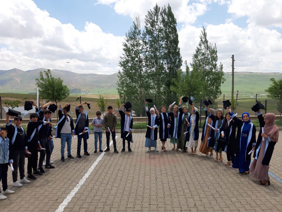8. Sınıf öğrencilerimizin mezuniyet törenini gerçekleştirdik. Öğrencilerimize bundan sonraki eğitim hayatlarında başarılar dileriz. 
<a href="/Yusuf__Tekin/">Yusuf Tekin</a> @kadriengin <a href="/yusuf_tokus/">Yusuf TOKUŞ</a> <a href="/halukcakan12/">HALUK ÇAKAN</a> 
<a href="/Maliyldz12/">Mehmet Ali YILDIZ</a> <a href="/emrahdemrbag23/">Emrah Demirbağ</a> <a href="/ahmetgules1995/">AHMET GÜLEŞ</a> <a href="/bingolmem/">Bingöl MEM</a> @KarliovaMEM