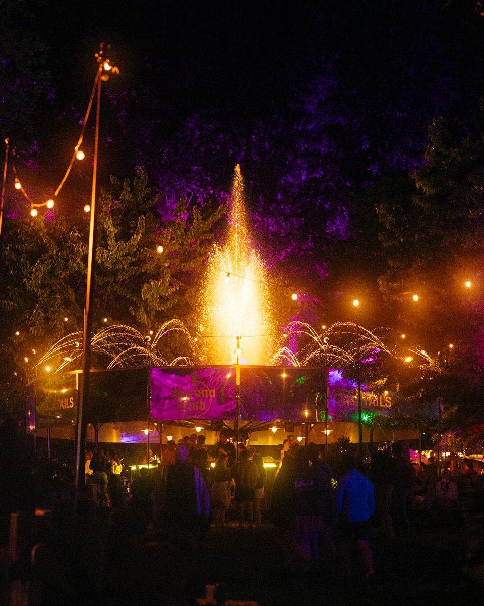 Festival visitors enjoyed a diverse selection of cocktails with Havana Club at the cocktail bar, which was located at the center of the festival area. A delicious experience in a vibrant atmosphere.