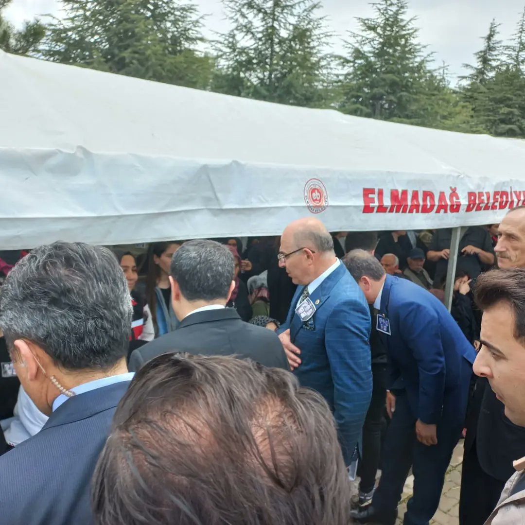 ElmadagMhp's tweet photo. MKE; Elmadağ ilçemizde meydana gelen elim patlamada hayatını kaybeden şehit işçilerimizin cenaze törenine Genel başkan yrdmc, Ankara mv. sn. prof.Dr.Mevlüt Karakaya, ilçe başkanımız ve ilçe teşkilatımızla birlikte katılarak son yolculuklarına  uğurladık.

Mekanları cennet olsun🇹🇷 https://t.co/zpb2Es14EI