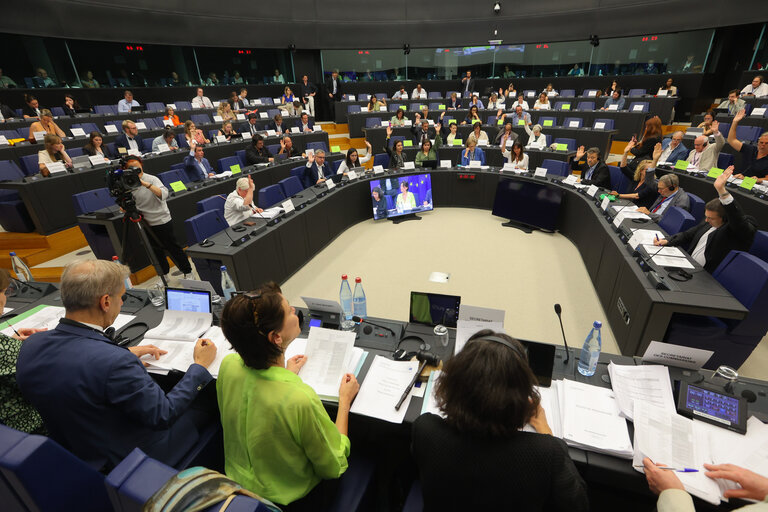 Big day as the @Europarl_EN #COVI Committee adopted its Report on lessons-learnt & recommendations for the future.

A colossal 2-month negotiating work covering 3300+ amendments, and input from more than 70 experts.

Νow off to the July Plenary!

#EPP4Health #TeamEurope #COVID19