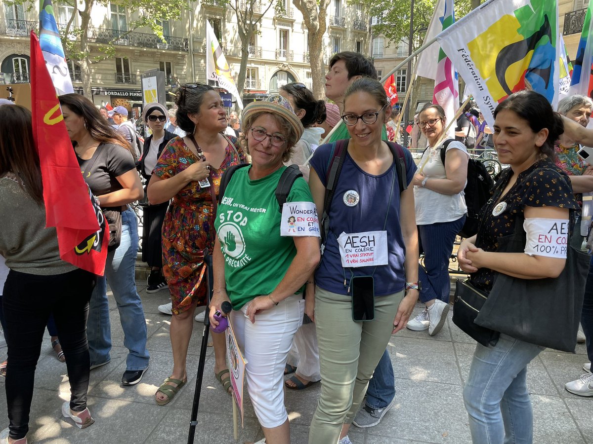 AESH : un vrai statut de fonctionnaire, un vrai salaire, une vraie formation ! 

Tout mon soutien aux AESH aujourd’hui en grève contre la disparition de leur métier.

Elles se battent pour la dignité des enfants en situation de handicap. 

Merci à elles ✊🏻