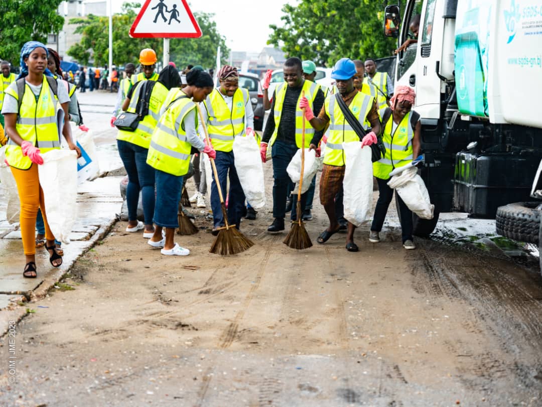 #JournéeMondialeDelEnvironnement
#CombattreLaPollutionPlastique
Campagne de sensibilisation & de salubrité à Cotonou, le Coordonnateur Résident @UNBenin,@SNiyonzima18 a remis au Chef Quartier Zongo en présence de @sgdsbenin 08 poubelles de rue & de ménage & 300 balais artisanaux.