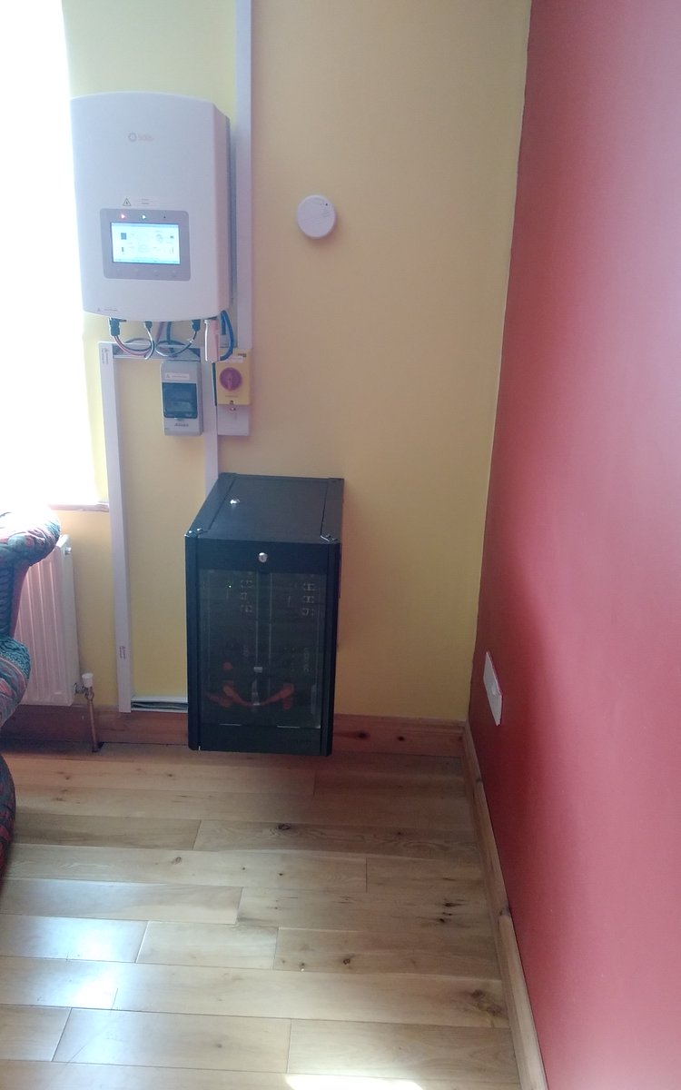 ThomasMorkan's tweet photo. Solis invertor 3.6KW and two Pylontech US 3000 Battery's 3.5KW each https://t.co/n7p7xJv9TQ