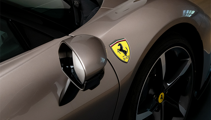 Thanks to the #FerrariTailorMade programme, this #FerrariSF90Spider exudes power.

The interior features functionality, dressed up in exclusive materials, such as the black UltraSuede® chosen for the gloss carbon racing seats, presenting a tone-on-tone colour scheme.
#Ferrari