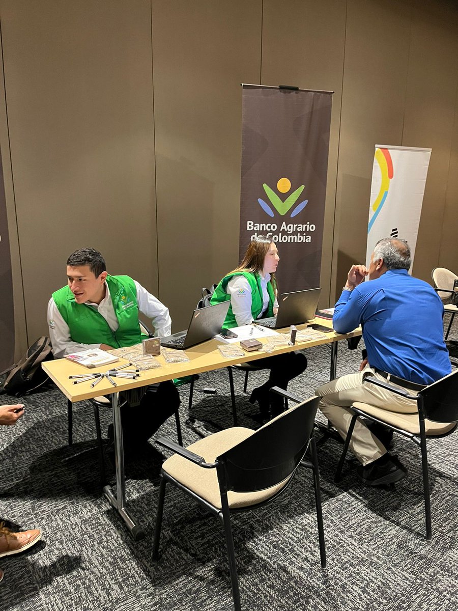 July_ossa's tweet image. .@Bancoldex y @DesarrolloBta Secretaría de Desarrollo de Bogotá hoy en la Cámara de Comercio atendiendo empresarios con aliados financieros y la Línea de crédito Bogotá Produce: capital de trabajo y modernización empresarial. Más info bit.ly/43D3JZ5

#CreerEnTiNosmueve