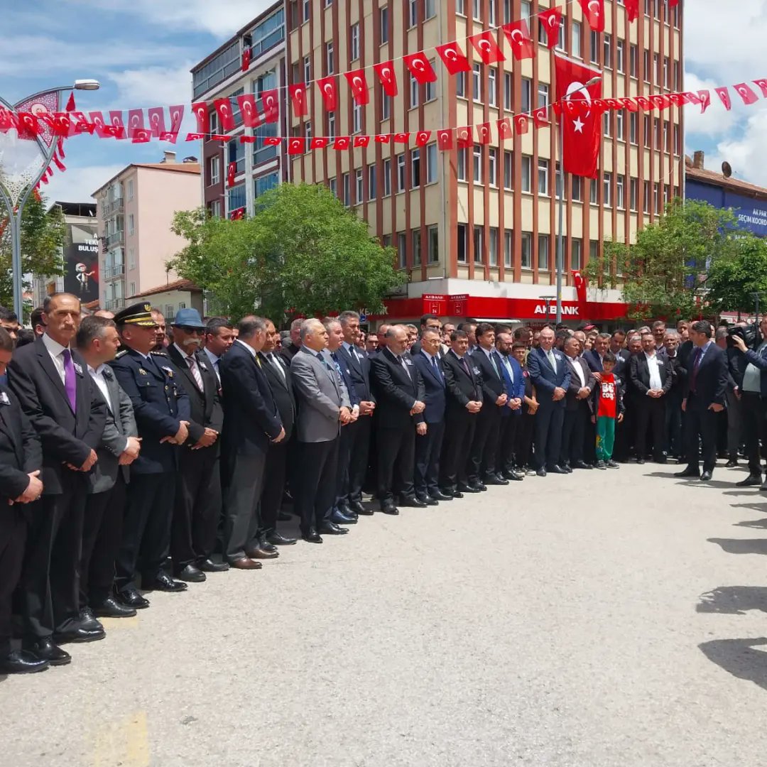 ElmadagMhp's tweet photo. MKE; Elmadağ ilçemizde meydana gelen elim patlamada hayatını kaybeden şehit işçilerimizin cenaze törenine Genel başkan yrdmc, Ankara mv. sn. prof.Dr.Mevlüt Karakaya, ilçe başkanımız ve ilçe teşkilatımızla birlikte katılarak son yolculuklarına  uğurladık.

Mekanları cennet olsun🇹🇷 https://t.co/zpb2Es14EI