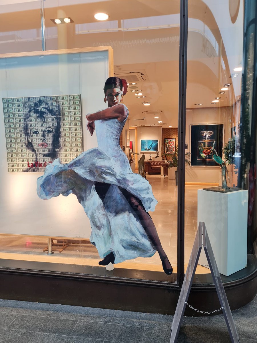 ThinkAmbientFR's tweet photo. Olé ! . . Danseuse de flamenco - imprimé sur SKINZ et appliqué à l'interieur de la vitrine chez Clarendon Fine Art en Angleterre. Une belle façon d'attirer l'attention des passants. https://t.co/E2yupW3FdN