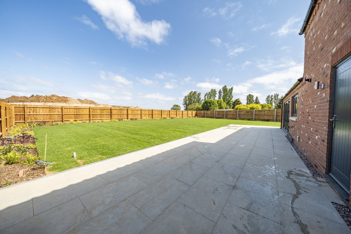 PygottandCrone's tweet photo. First look of the stunning executive detached houses 🏡 at Brunswick Fields Long Sutton. 
Early reservations will benefit from receiving a Hot Tub fully installed on completion. 

Contact our Holbeach office for details 📲 01406 430401 https://t.co/H2vAhl3nvH