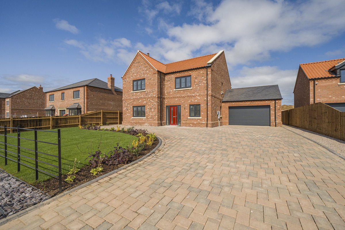 PygottandCrone's tweet photo. First look of the stunning executive detached houses 🏡 at Brunswick Fields Long Sutton. 
Early reservations will benefit from receiving a Hot Tub fully installed on completion. 

Contact our Holbeach office for details 📲 01406 430401 https://t.co/H2vAhl3nvH