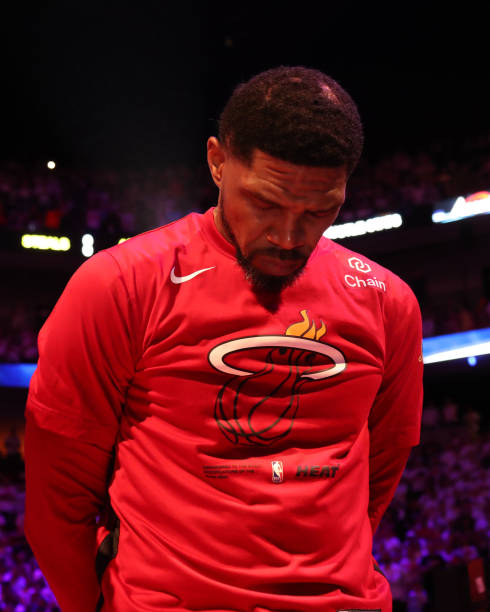 Basket_Infos's tweet photo. Clap de fin pour Udonis Haslem, qui ne finira pas sur un titre, mais fier. 

"Je suis fier des gars. Je suis fier de l'équipe. Je remercie les gars de m'avoir donné ce souvenir extraordinaire. Ce souvenir extraordinaire à emporter avec moi. J'ai dit aux gars que je n'ai pas à me plaindre, que je n'ai pas de regrets. Ils m'ont donné une dernière saison que je n'oublierai jamais, jamais, et c'est tout ce que je peux demander".