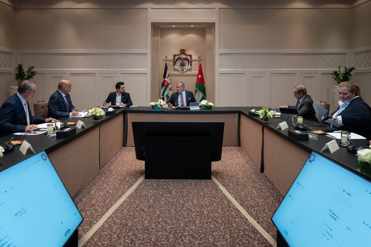 RHCJO's tweet photo. His Majesty King Abdullah II urges further coordination among all government agencies on implementing the public sector modernisation plan, during a meeting with the concerned officials, attended by His Royal Highness Crown Prince Al Hussein 
#Jordan https://t.co/3KgUOhRmBC