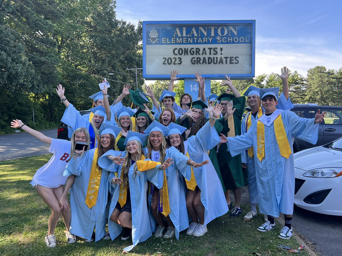 Congrats to VBCPS 2023 Grads! 🎓 We loved having so many former Astros at Alanton today for the Grad Walk! 
💙🚀💛