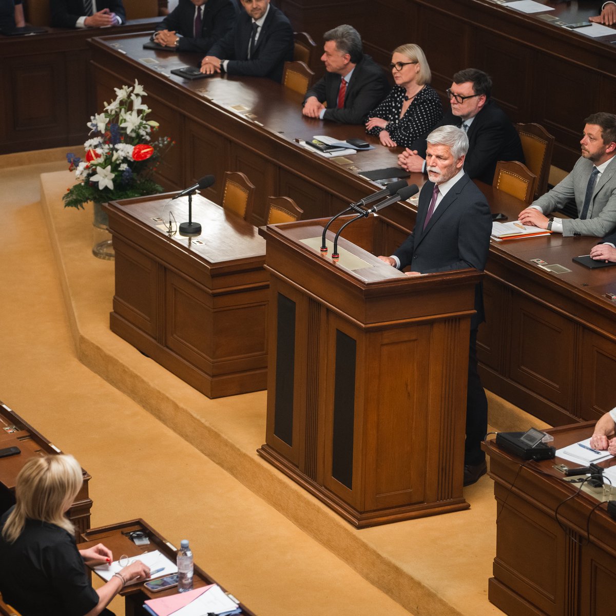 prezidentpavel's tweet photo. Na první oficiální návštěvu @snemovna jsem přišel s přáním, aby spolu poslanci vládní koalice i opozice dokázali konstruktivně komunikovat a hledat styčné body alespoň v oblastech, které přesahují jedno funkční období. Budu naslouchat všem námětům, jak věci dělat ku prospěchu ČR. https://t.co/FTRLzOB72c