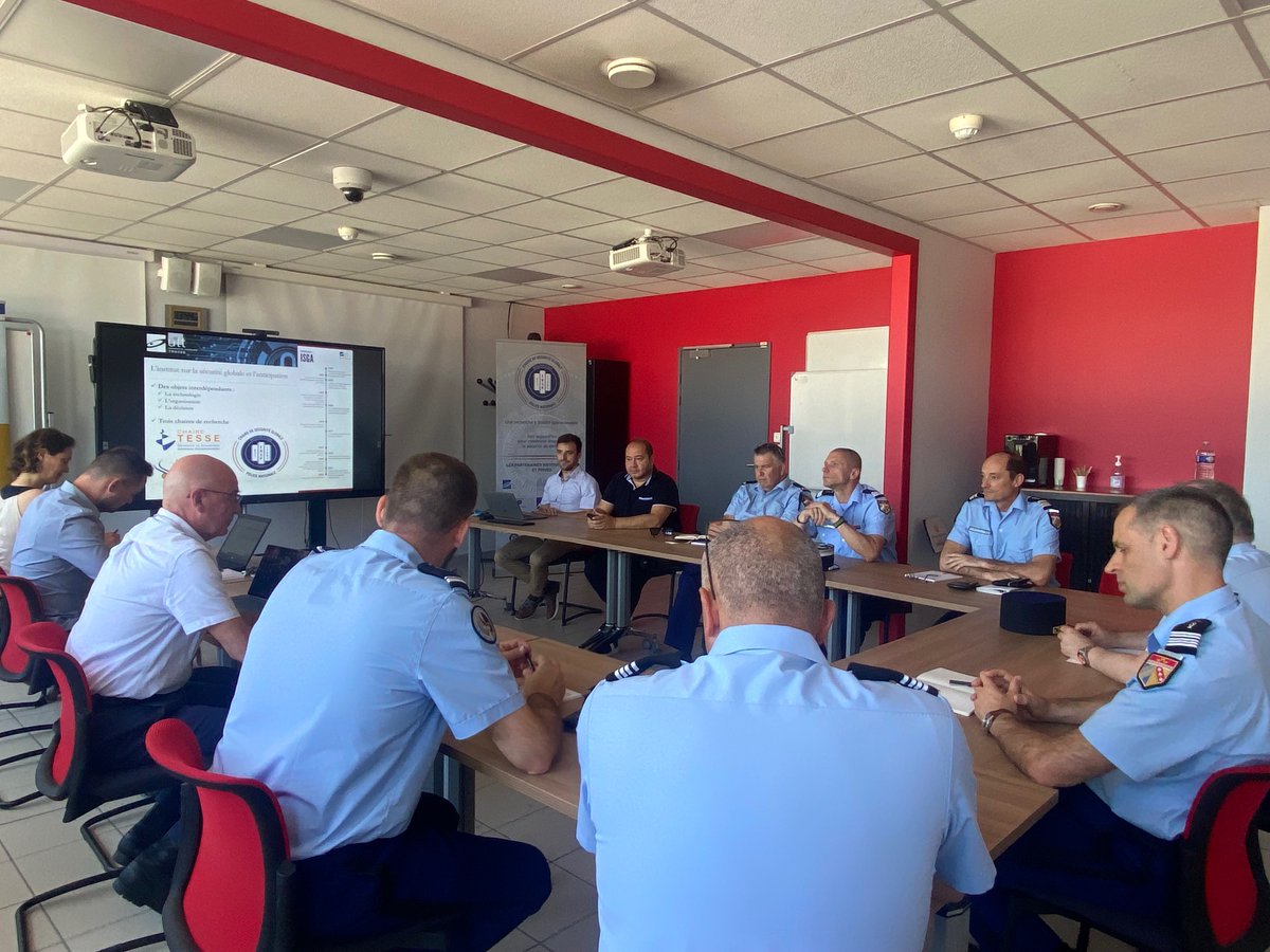 UTTroyes's tweet photo. 👥Plusieurs #gendarmes de la région Grand Est sont en visite sur notre campus pour une démonstration de la plateforme PRESAGES 👉https://t.co/0gUGjTfBmW #ISGA #UTTroyes https://t.co/NfEFdGrFx3