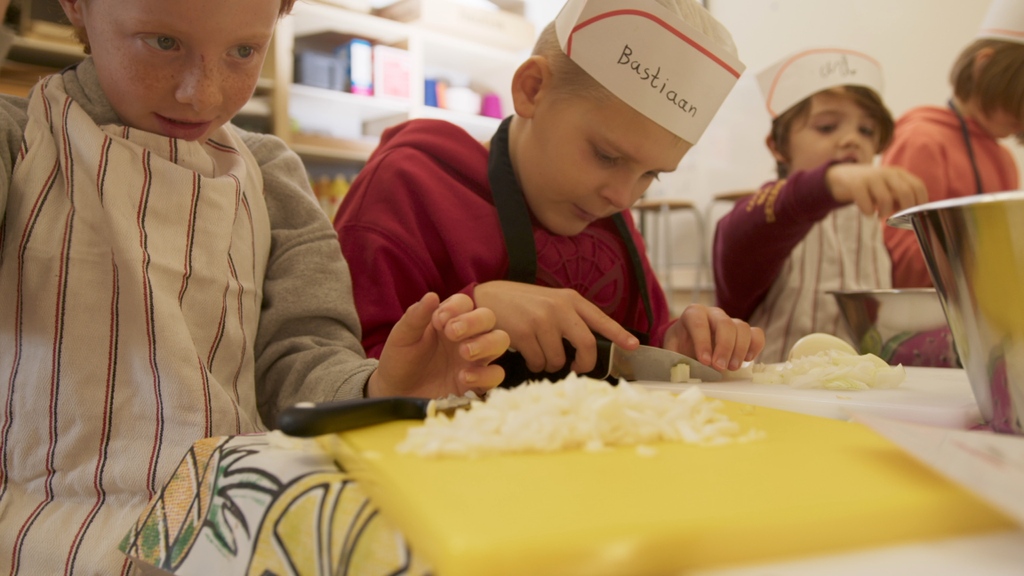 Veertig basisscholen in Almere kunnen de komende weken deelnemen aan een unieke pilot: per school kan één klas tegen een kleine vergoeding onder begeleiding van een enthousiaste professional een gezonde warme lunch koken én opeten. 

Meer weten?  ➡️nmegids.nl/algemeen/lesaa…