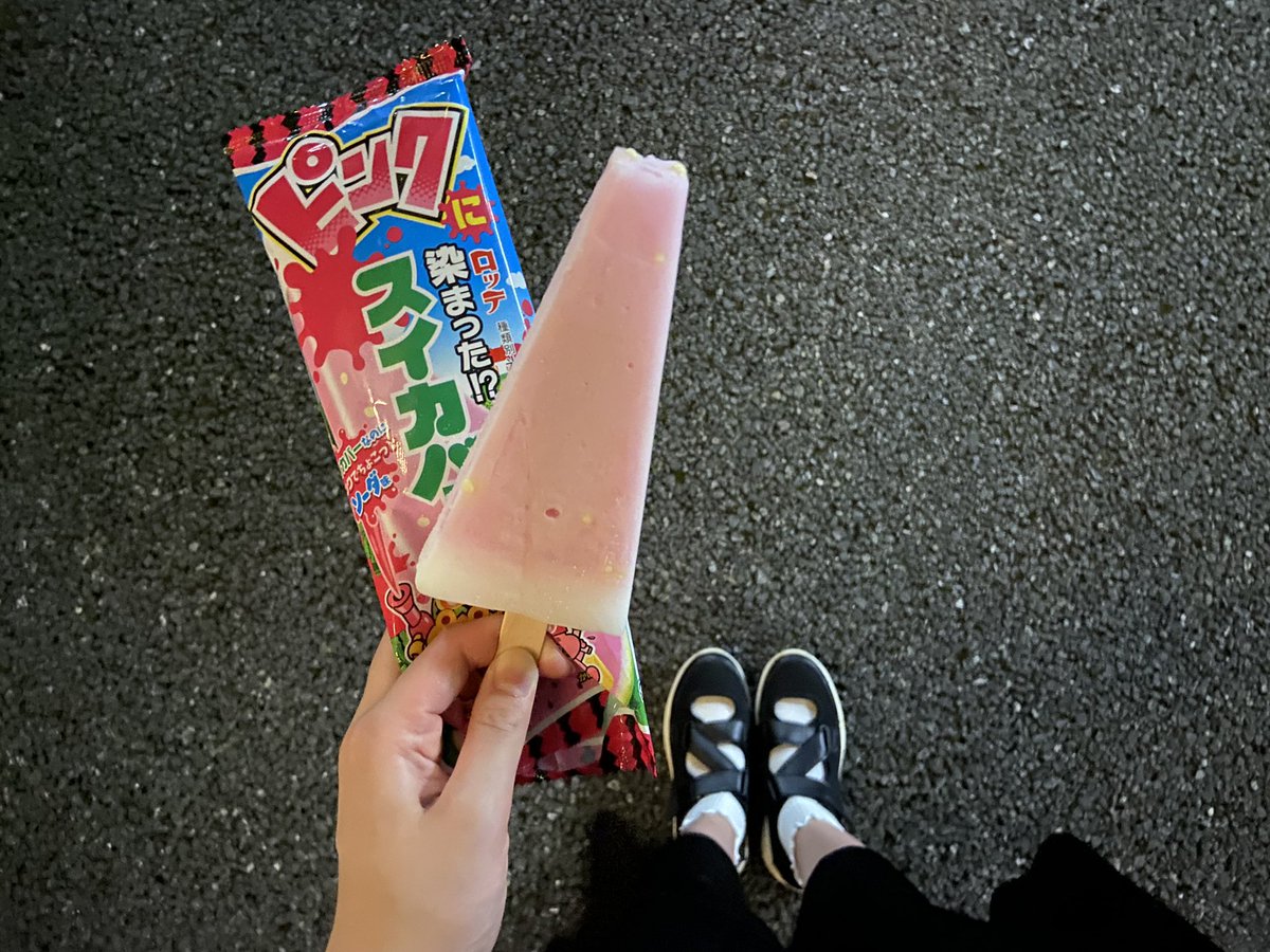 lightcolor_cafe's tweet photo. はぁ〜今日も1日頑張ったあ〜！！！！
バイト終わりに、今日から発売のピンクに染まったスイカバー食べた🍉💖
夜にアイスが食べたくなる季節❕

#日常垢
#日常垢と繋がりたい
#日常垢さんと繋がりたい https://t.co/fPVy6s4VSP