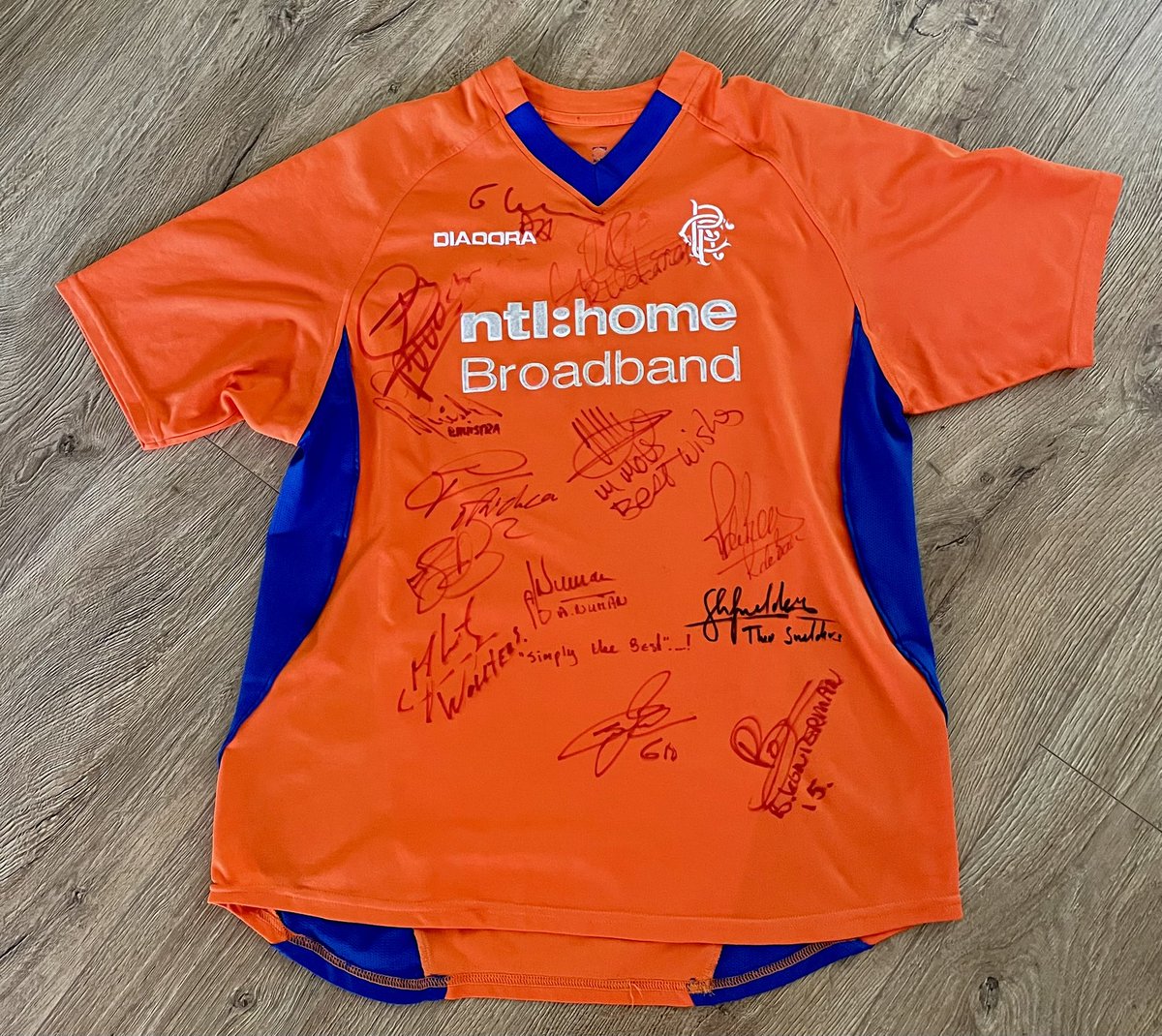 Earlier today I shook Peter van Vossen’s hand and he completed this #projectorange top. Signed now by all Dutch players ever to play for Rangers + Dick Advocaat. Roll on Sam Lammers 😉!