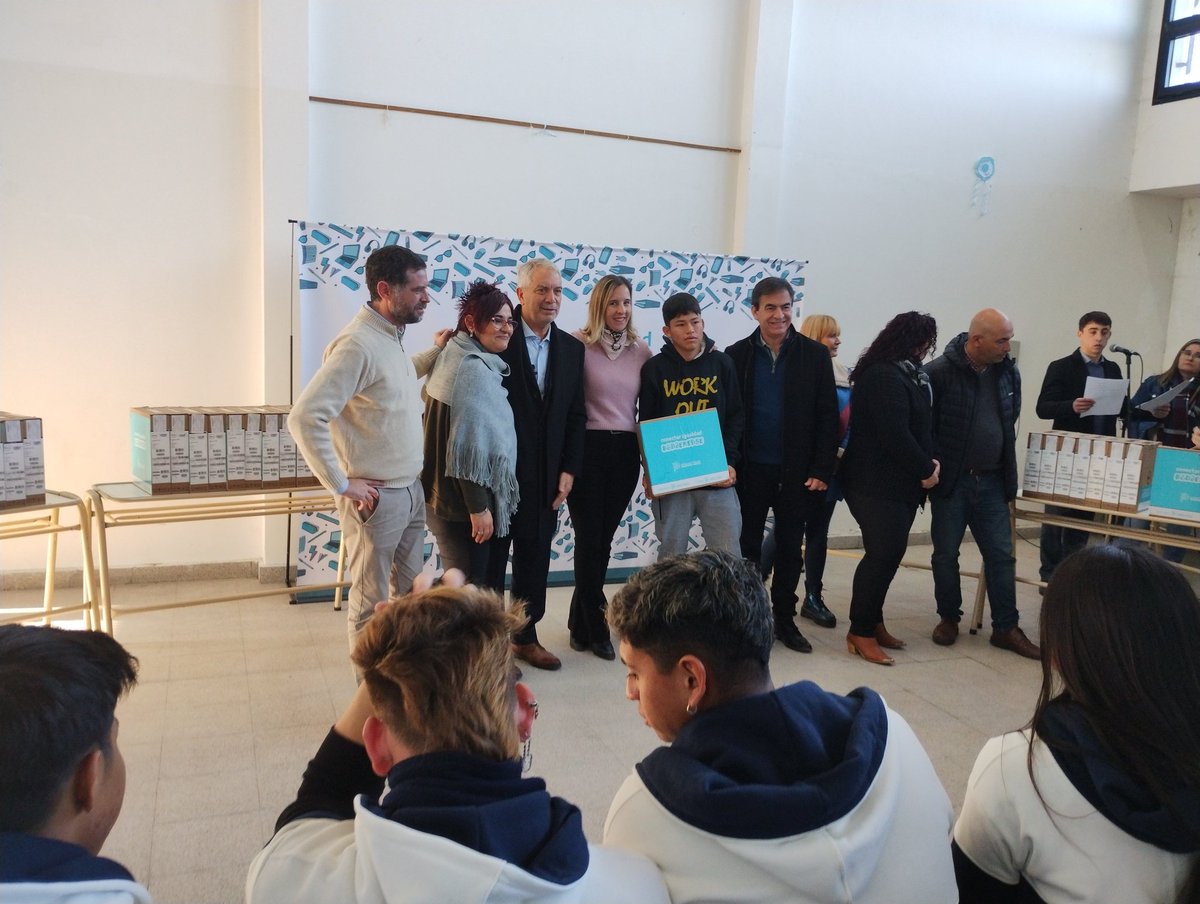 DTE_region01's tweet photo. Entrega de Netbooks #ConectarIgualdadBonaerense en la EES N° 48 de Poblet, La Plata.
Para que más Estudiantes tengan #DerechoAlFuturo y #DerechoALaEducacion @AlbertoSileoni @ClaudiaBracchi1 @salbarracin @DTE_BA https://t.co/3dNRnzY5oG