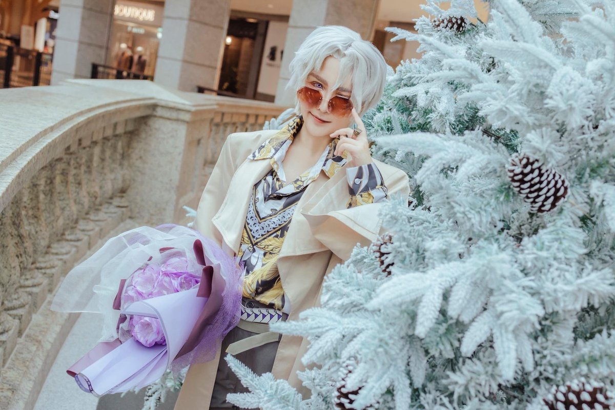 "這位小姐，請問你見過我的未婚妻嗎?"
麻煩轉告她，我會一直乖乖等在這裡，直到她出現為止。
--
謹以玫瑰之名燃起我生命的火焰，
將愛的赤誠與情的熾烈雙雙獻予你。
-
台版終於快開放下載了~
先發幾張my本命未婚夫~>3< 
2022/12/15 #cosplay 
#光與夜之戀 #查理蘇 <a href="/CoserAzusa2023/">梓官Azusa-2023</a> 
PHOTO 川村