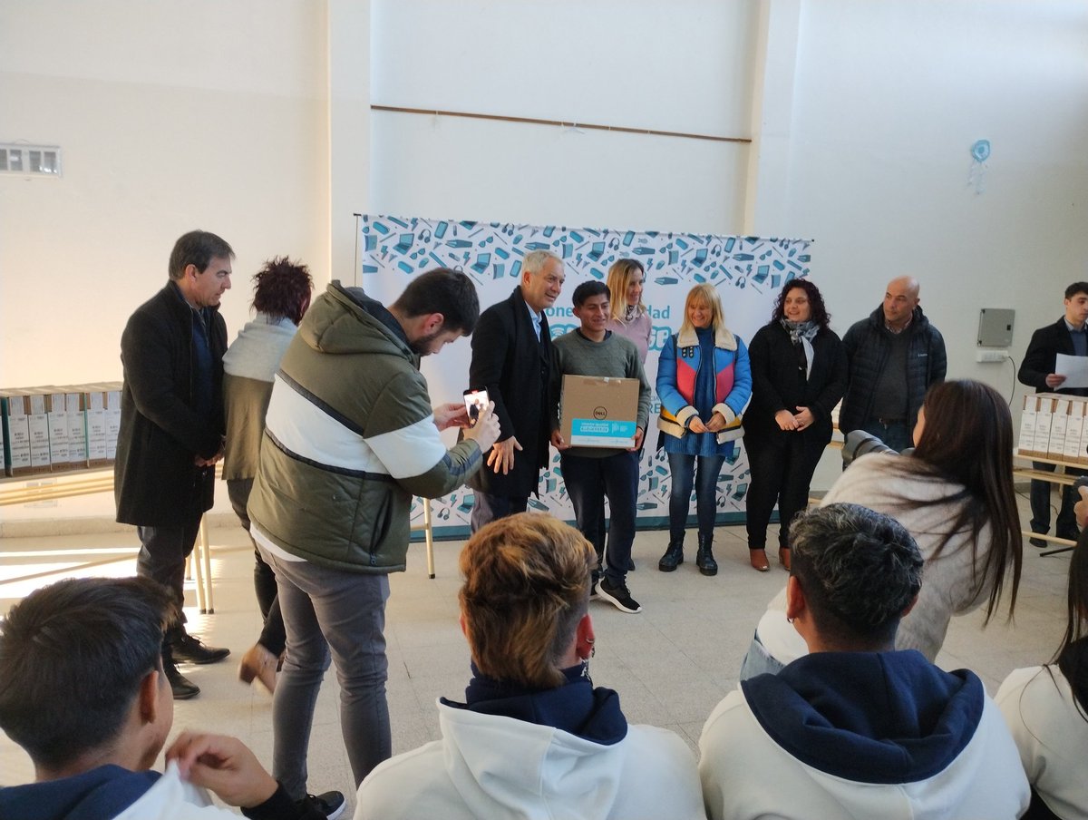 DTE_region01's tweet photo. Entrega de Netbooks #ConectarIgualdadBonaerense en la EES N° 48 de Poblet, La Plata.
Para que más Estudiantes tengan #DerechoAlFuturo y #DerechoALaEducacion @AlbertoSileoni @ClaudiaBracchi1 @salbarracin @DTE_BA https://t.co/3dNRnzY5oG