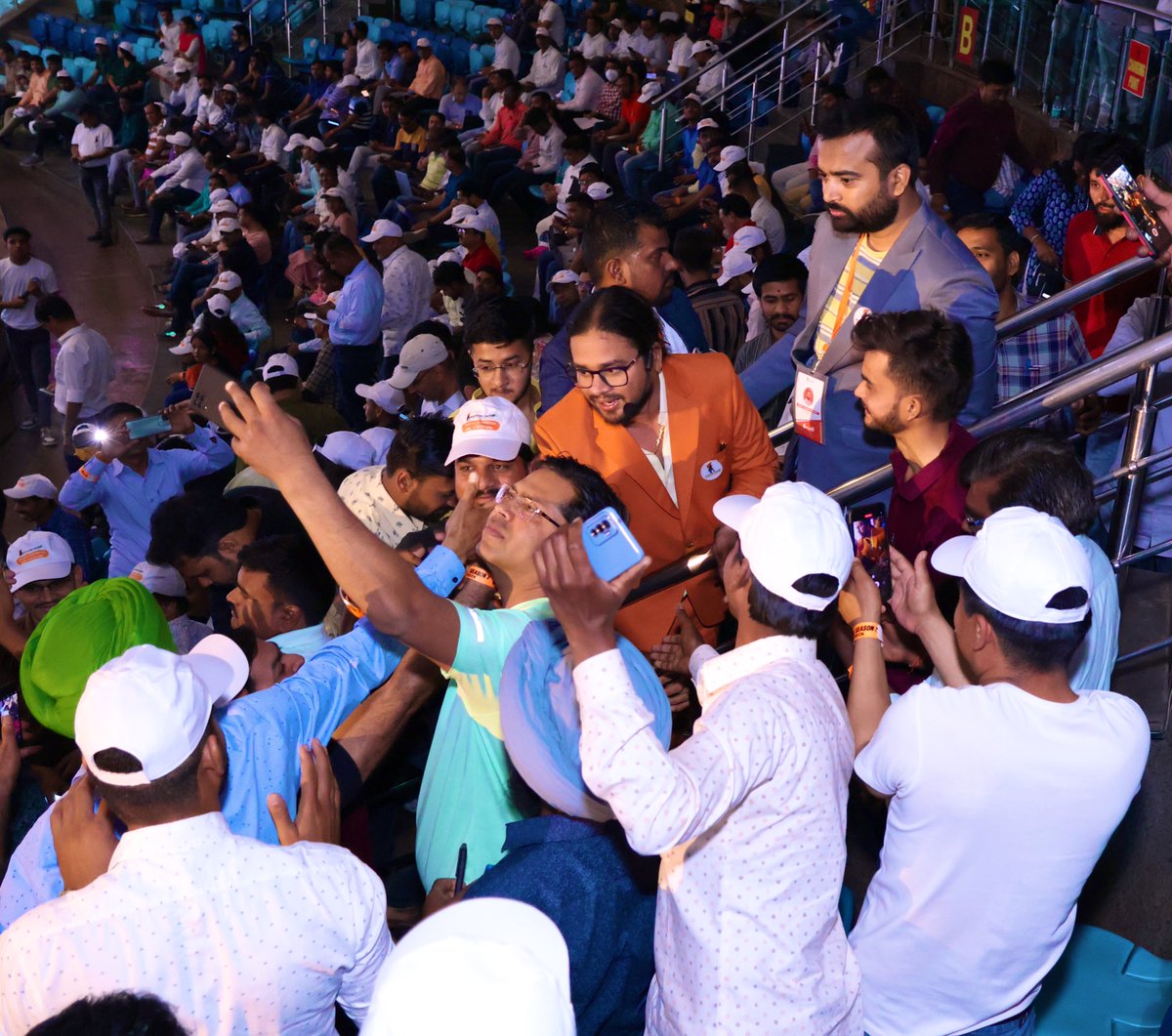 DaddyInvesting's tweet photo. ..(33/n) The crowd goes wild as our incredible leader steps onto the field. Your presence fills us with inspiration and excitement. Let's make this event an unforgettable experience together! 🔥⚽ #VinaySir #StadiumEntry https://t.co/spKopx7tkA