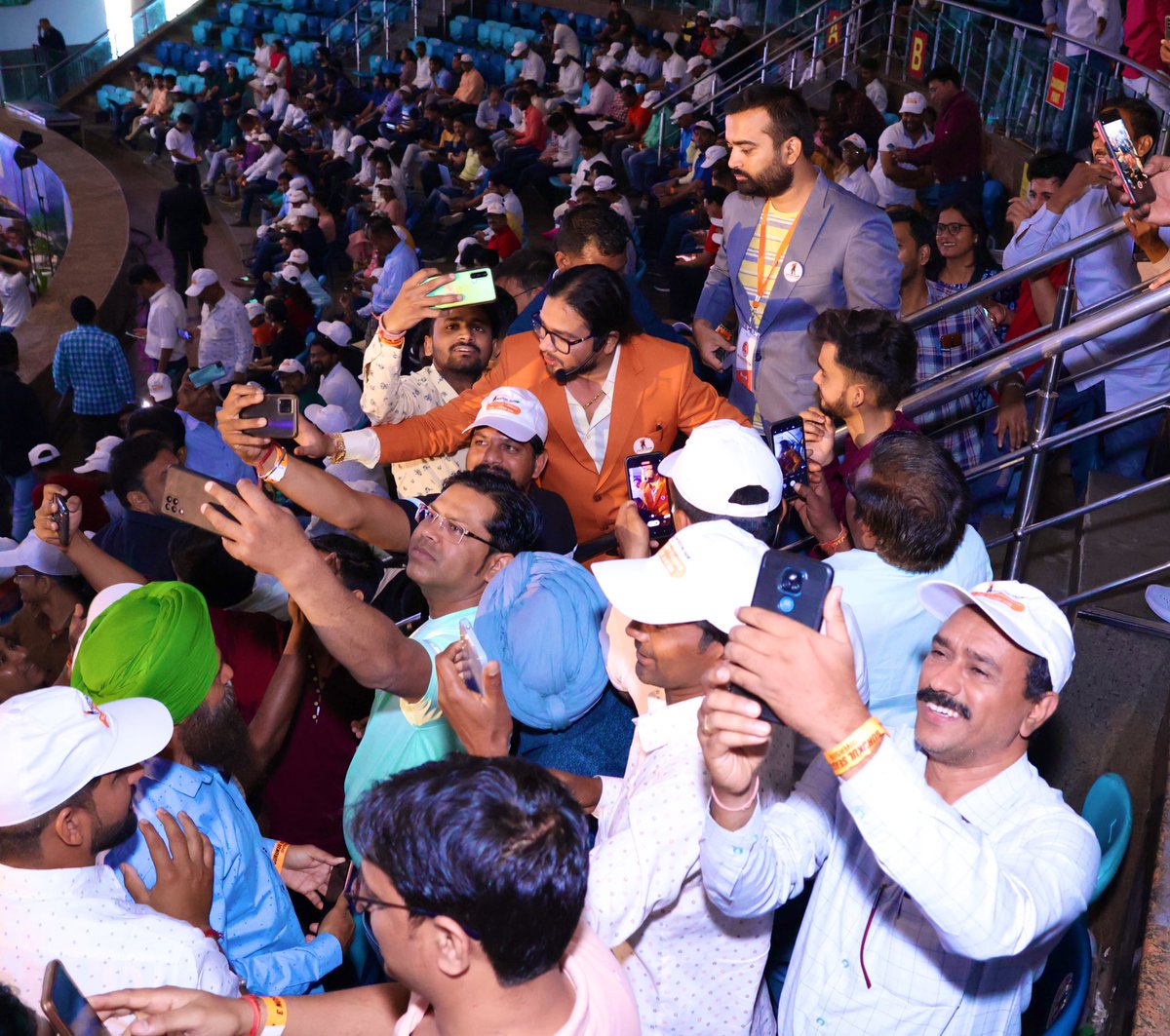 DaddyInvesting's tweet photo. ..(33/n) The crowd goes wild as our incredible leader steps onto the field. Your presence fills us with inspiration and excitement. Let's make this event an unforgettable experience together! 🔥⚽ #VinaySir #StadiumEntry https://t.co/spKopx7tkA