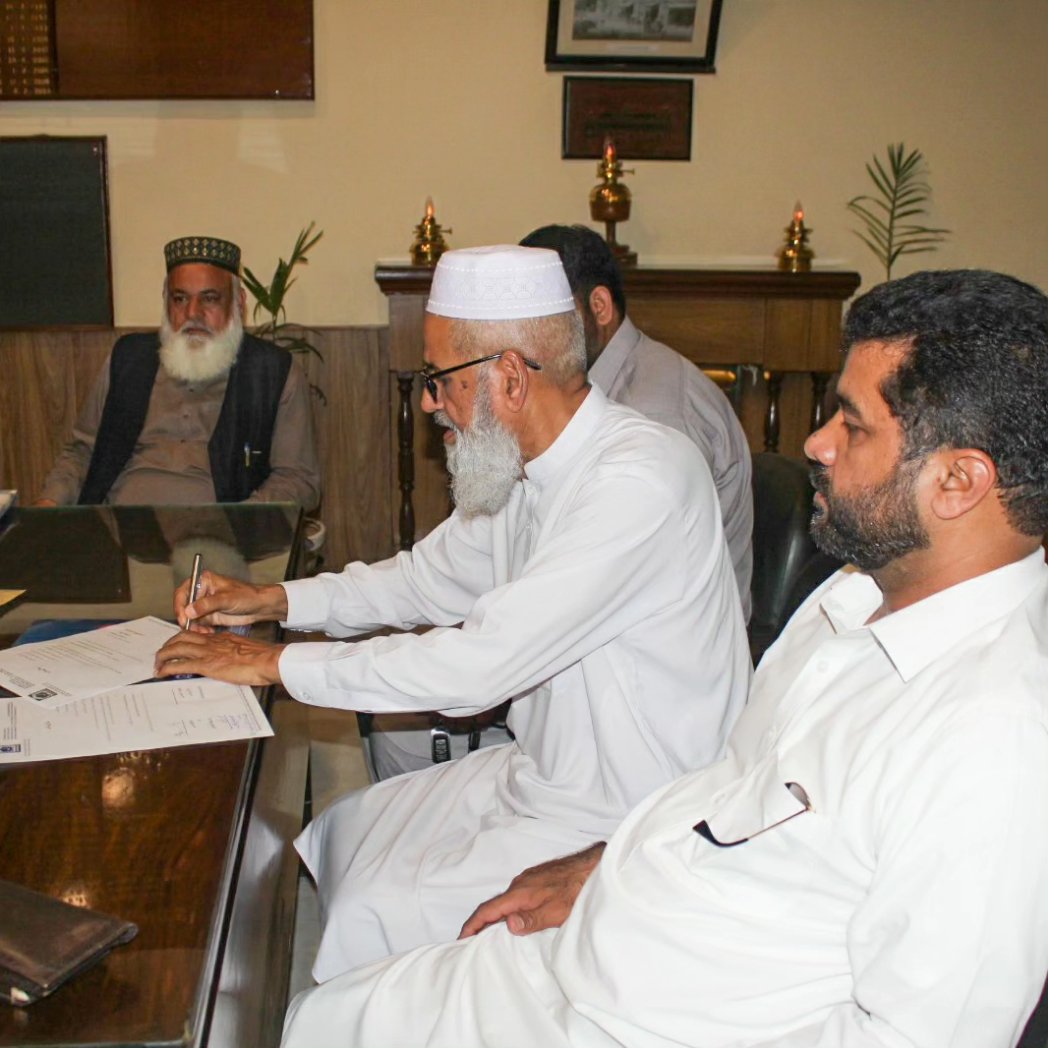 alkhidmat_rwp's tweet photo. الخدمت فاؤنڈیشن ضلع راولپنڈی اور پاکستان ریلوے کے مابین الخدمت واٹر فلٹریشن پلانٹ کے لئے MOU سائن کر دیا گیا۔ اس موقع پر ڈیویژنل سپریٹنڈنٹ محترم انعام اللہ صاحب، رضوان احمد صاحب (صدر الخدمت شمالی پنجاب)، چوہدری منیر احمد صاحب صدر الخدمت ضلع راولپنڈی نے یاداشت پر دستخط کیئے۔ https://t.co/Lh6HNe22i1