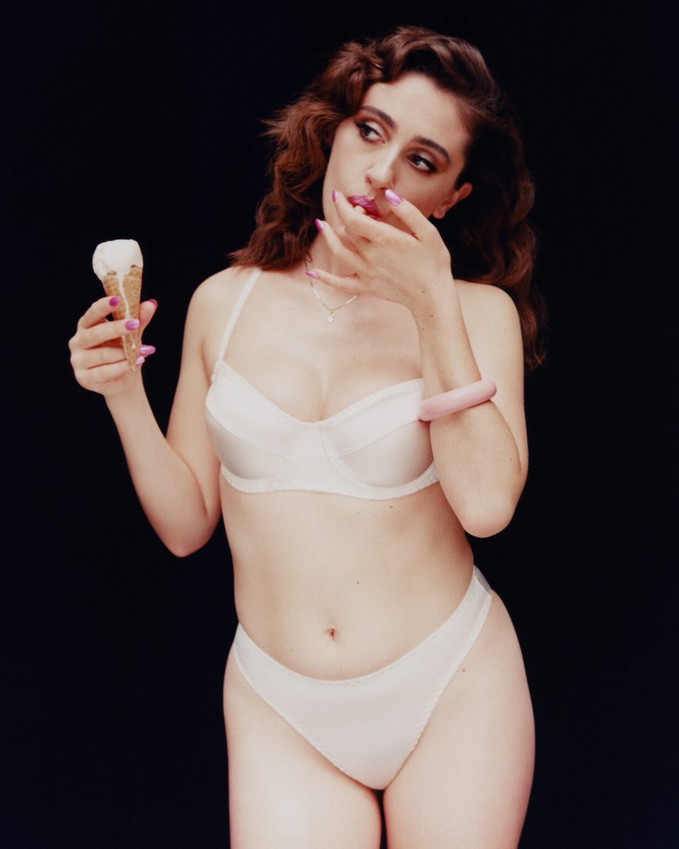 FilmUpdates's tweet photo. Rachel Sennott photographed by Jackie Kursel for @InterviewMag 

(https://t.co/0IgjuSEaNU) https://t.co/pGRP9i3HlQ