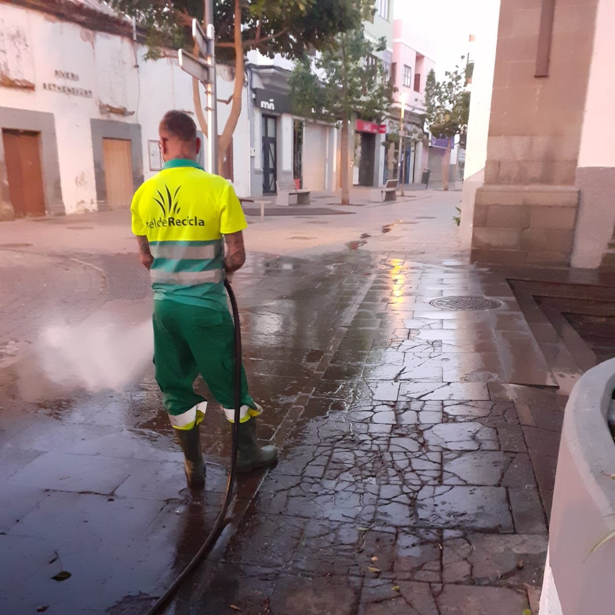 💪En el día de ayer, el equipo de #TeldeLimpia se desplazó hasta la plaza de San Gregorio para realizar labores de baldeo y desinfección. 

💦Hemos usado el agua a presión para garantizar la limpieza de la plaza y alrededores. ¡Nada se nos escapa! 

#TeldeLimpia #LimpiezaViaria