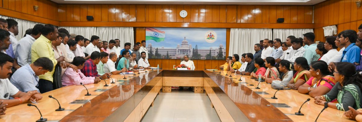 CMofKarnataka's tweet image. ಹಳೆ ಪಿಂಚಣಿ ಯೋಜನೆ ಜಾರಿಗೊಳಿಸುವಂತೆ ಕೋರಿ ಕರ್ನಾಟಕ ರಾಜ್ಯ ಸರ್ಕಾರಿ ಎನ್.ಪಿ.ಎಸ್ ನೌಕರರ ಸಂಘ ಹಾಗೂ ವಿವಿಧ ಸಂಘಟನೆಗಳ ಪದಾಧಿಕಾರಿಗಳ ನಿಯೋಗವು ಇಂದು ಮುಖ್ಯಮಂತ್ರಿ @siddaramaiah ಅವರನ್ನು ಭೇಟಿ ಮಾಡಿ ಚರ್ಚಿಸಿದರು.
ಈ ಸಂದರ್ಭದಲ್ಲಿ ಹಳೇ ಪಿಂಚಣಿ ಯೋಜನೆಯ ಜಾರಿಗೆ ಸಂಬಂಧಿಸಿದಂತೆ ಸಚಿವ ಸಂಪುಟದಲ್ಲಿ ಚರ್ಚಿಸಿ ಬಜೆಟ್ ನಲ್ಲಿ ಘೋಷಿಸುವ…