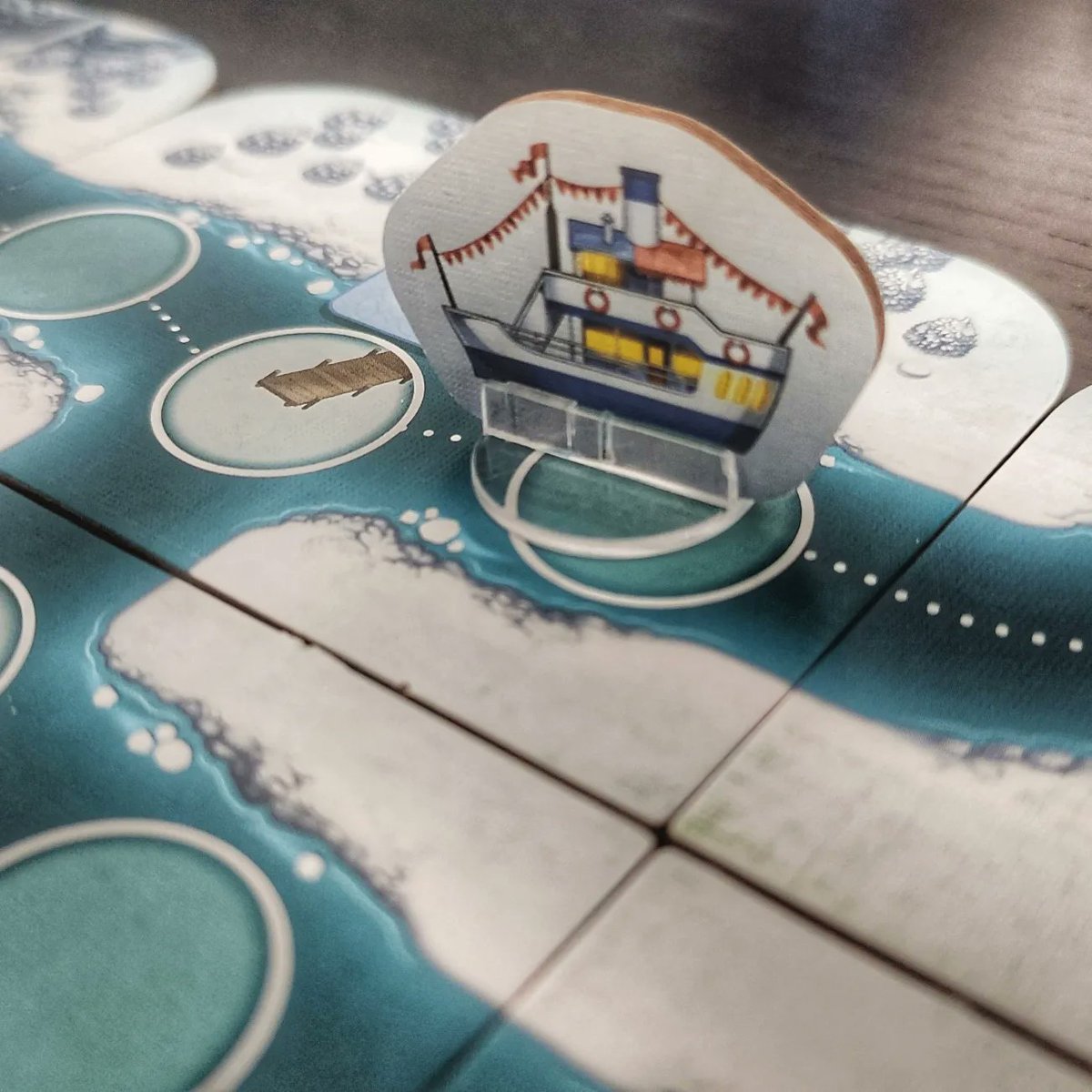 Organizando actividades en mi crucero fluvial 🛳️🛳️❄️❄️ #Riverside de @ChilifoxGames #BoardGames #JuegosDeMesa #bgg #bggplay #solitario #rollwrite