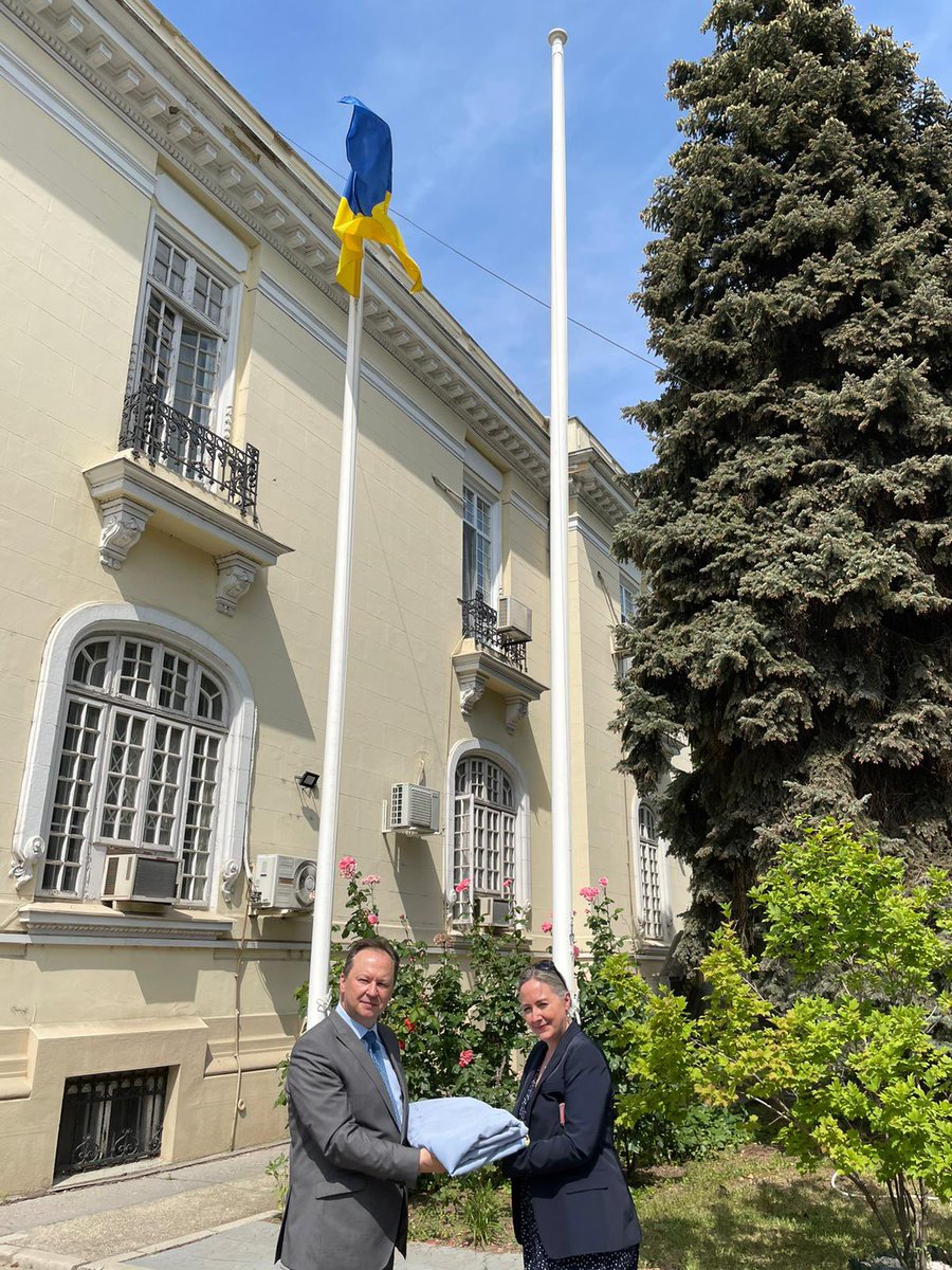 Soon after Russia launched its brutal aggression of #Ukraine, Emb <a href="/CanadaRomania/">Canada in Romania</a> installed a 🇺🇦on our building. After 474 days, we replaced it with a brand new one, but my team first signed the used flag, walked it up the street &amp; offered it to our UA friends. #SlavaUkraini