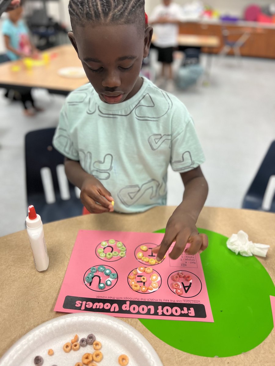 HowardELEM's tweet photo. 🌞Summer Literacy Camp is in full swing!! Students in Mrs. Woodward's Class are completing "Fruit Loop Vowels" and their "Red Word Tree" 👏🏾👏🏾👏🏾👏🏾🎉🎉🎉🎉 https://t.co/eK3U0KhRM6