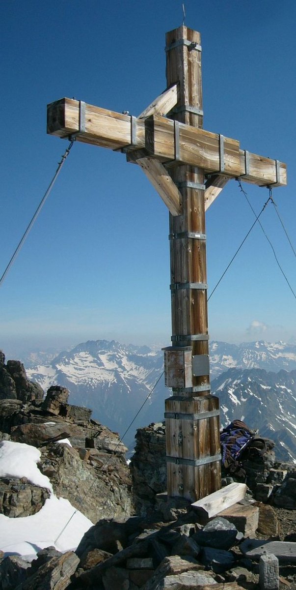 Ein ganzer Gipfel ist am Sonntag 
11 .6.23. bei Galtür in Tirol in die Tiefe gestürzt, der schonen südlichen Fluchthorn 😢

Auch das Gipfelkreuz ist weg und der Berg ist jetzt 100 Meter kleiner Als ich das gelesen habe, schwebten in mir meine Erinnerungen

Im Jahr 2016 habe ich
