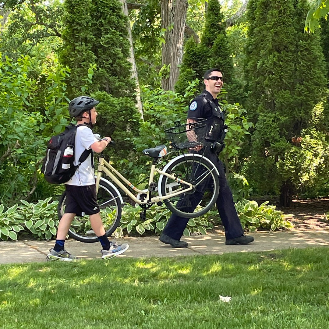 Our Public Safety Department is always around to lend a hand! Last week Public Safety Officer Lange helped a resident carry his broken bike home. 👏💙

#GlencoeIL