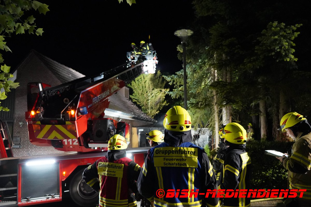 BiSH_Medi's tweet photo. Brennt Carport in voller Ausdehnung am Haus! Einen Ausführlichen Bericht zum Einsatz könnt ihr auf unserer Homepage lesen: https://t.co/2pvJb8yUvg

#Einsatzbericht #Carportbrand #BiSHMediendienst https://t.co/BlxoBrp8q8