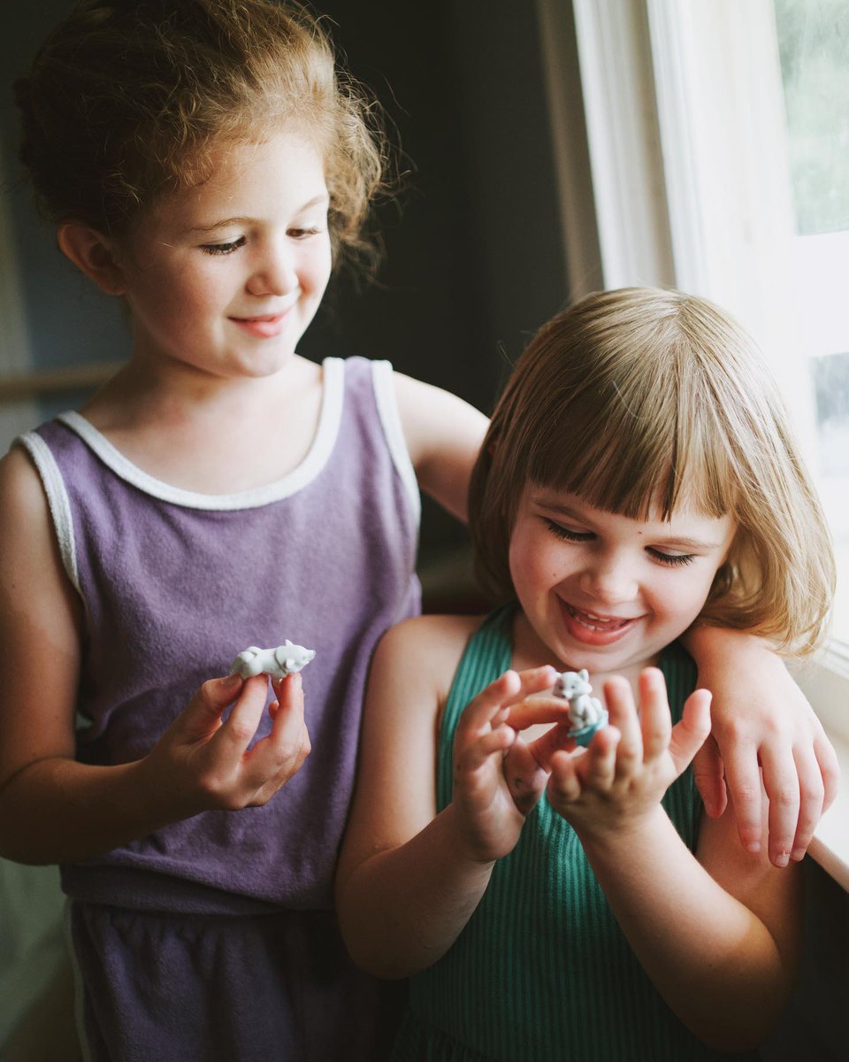 Double the fun (and deliciousness) with Kinder Joy's combo of treat + toy! New toys are released every year, head to kinder.com/us/en/ferrero-… to check them out! 😄

#KinderJoy #Siblings #ParentingHacks