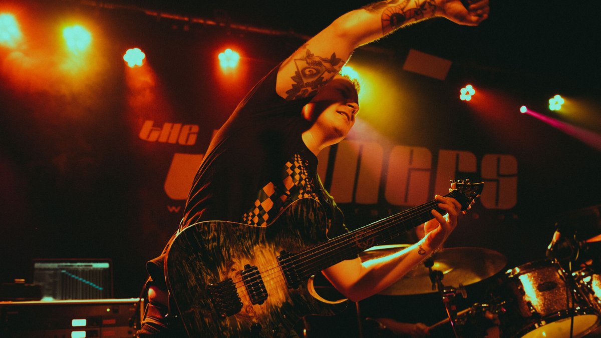 Fists in the air like you just don't care ✊🏻 Now chant 'Hey! Hey! Hey! Hey!' like a Viking ⛏️

📸 Connor Mason - Visual Artist 

#ontour #onstage #touringmusician #cgguitar #charliegriffiths #guitarist #charliegriffithsguitarist #bandsontour #harbinger #harbingeriffs