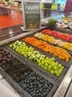 #HealthyEatingWeek The students were offered a range of fresh fruit and vegetables to support healthy eating week. @gregrebourg @melrahaman @CharlieW0109
