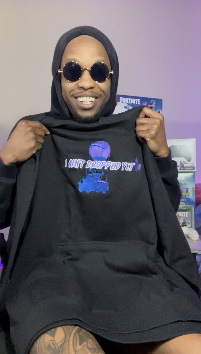 ComicBookGrey's tweet photo. This is literally insane I can’t believe I have my own 1 of 1! The Collab will be dropping soon on https://t.co/XtCfIhtGb1 #ad #gaming #fortnite #blackowned #collab #stonercollective #gamingmodel #thestonercollective #1of1 #smoke #hoodies #models #iaintsmokeyet @StonerCollect https://t.co/fLem8AJFSx