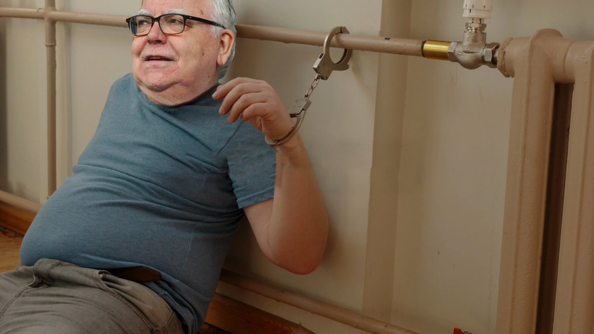 BREAKING🚨: Bill Kenwright has reportedly handcuffed himself to the radiator in Farhad Moshiri's office and is refusing to resign as Chairman.  

#Everton #BillKenwright #Goodtimes
