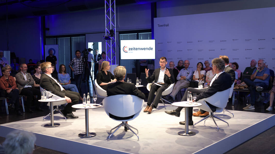 onlinne's tweet photo. Last friday night: Engagierte Debatte mit @EngelkeAnna, @S_Pagung, Uwe Schmidt (MdB), @Schuster_MdEP und Gastgeber @MSCheusgen bei der #Zeitenwende on tour der @MunSecConf in #Bremerhaven. 
https://t.co/1KdTfo0Fjj https://t.co/apOQIWw67t
