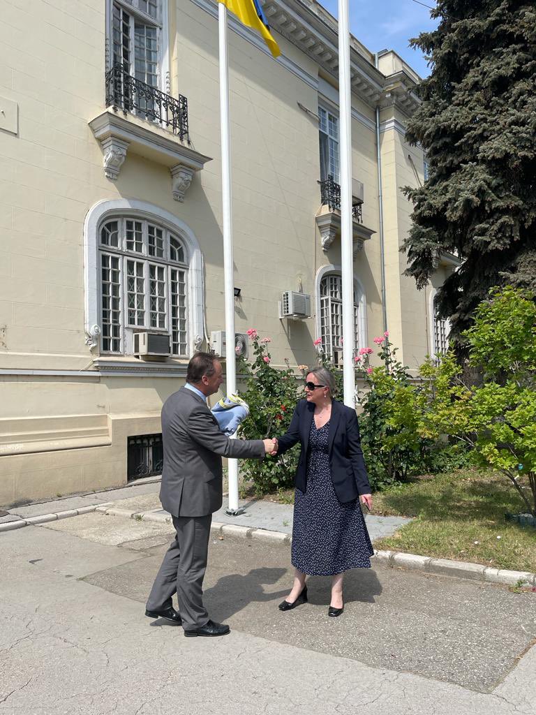 Dès que la Russie a attaqué l’#Ukraine, l’Amb <a href="/CanadaRoumanie/">Canada en Roumanie</a> a accroché un🇺🇦sur l’édifice. Après 474 jours, nous l’avons remplacé par un neuf, mais d’abord mon équipe a signé le drapeau usé, l’a apporté puis offert à nos amis UA en signe de #solidarité. #SlavaUkraini