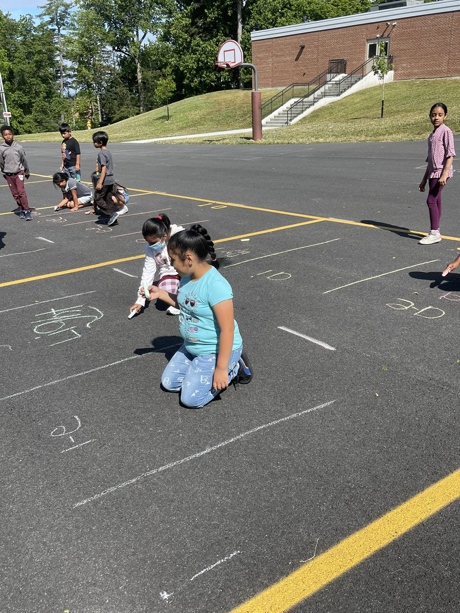 Della21's tweet photo. Reading classes outside! Sharing our learning strategies. @MaryCHillman @MrsMacchiaReads @MeganProkopiak @FerzeenShamsi @castellanomami https://t.co/y30TSEt8R9