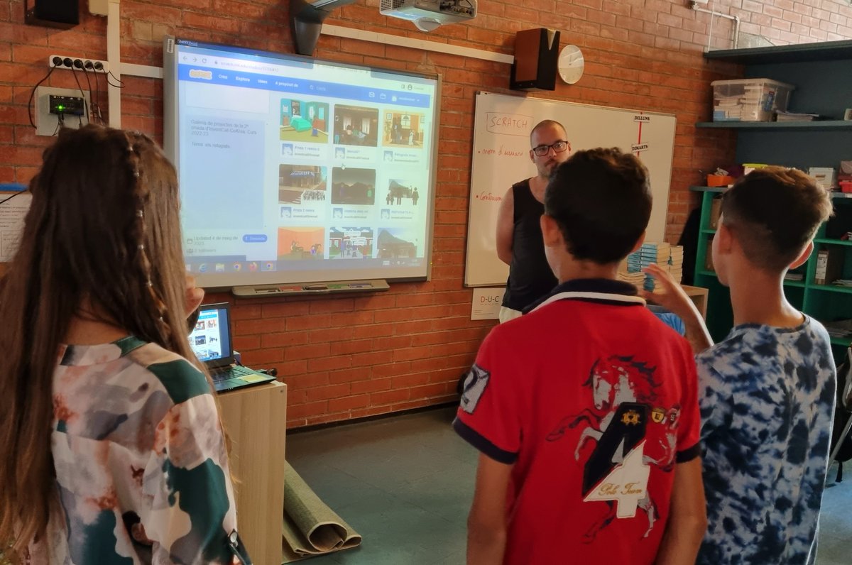 CatedraTEKHNE's tweet photo. Estem fent tancaments del projecte #InventCat. Avui connectant @escolaveinat i @PompeuFabraSalt. Els seus nens i nenes, juntament amb les mestres, han estat dels primers de provar la plataforma #CoKrea. Han investigat sobre els Refugiats i cocreat històries digitals amb @Scratch. https://t.co/ELOuzlFsl4