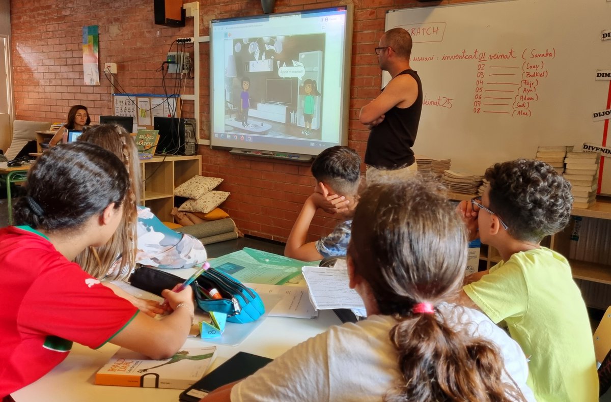 CatedraTEKHNE's tweet photo. Estem fent tancaments del projecte #InventCat. Avui connectant @escolaveinat i @PompeuFabraSalt. Els seus nens i nenes, juntament amb les mestres, han estat dels primers de provar la plataforma #CoKrea. Han investigat sobre els Refugiats i cocreat històries digitals amb @Scratch. https://t.co/ELOuzlFsl4